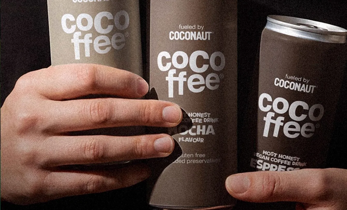 Zwei Hände halten je eine Dose Cocoffee